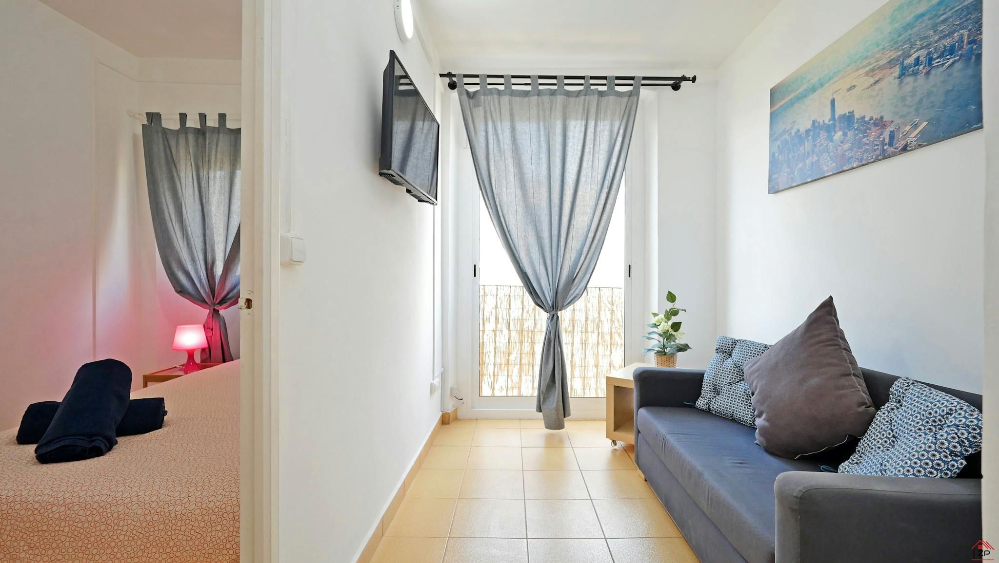 Bedroom of Flat to share in  Barcelona Capital  with Washing machine and TV