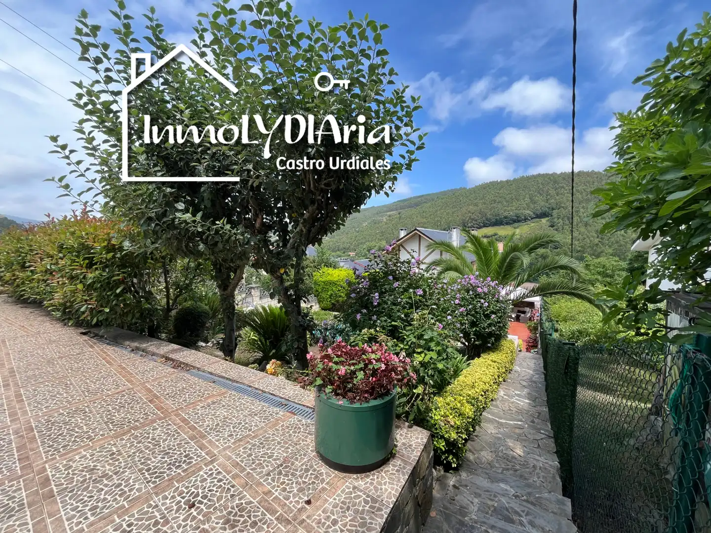 Vista exterior de Casa o xalet en venda en Castro-Urdiales amb Aire condicionat, Calefacció i Jardí privat