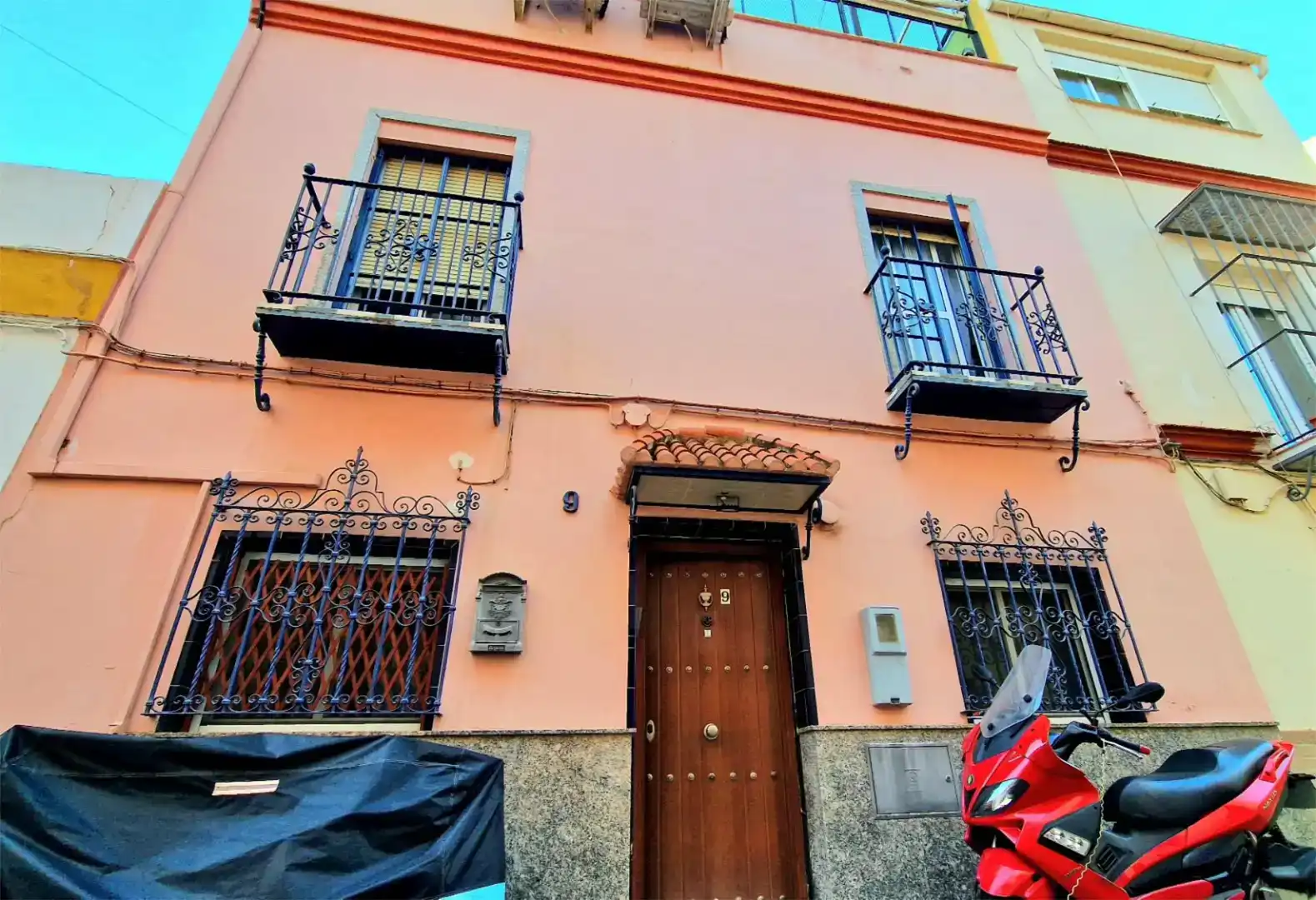 Exterior view of Houses for sale in  Sevilla Capital  with Air Conditioner