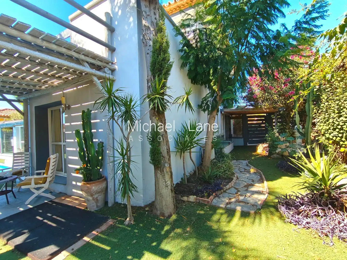 Vista exterior de Casa o xalet en venda en Estepona amb Jardí privat, Terrassa i Piscina