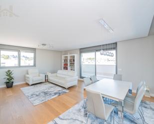 Sala d'estar de Àtic en venda en Boadilla del Monte amb Aire condicionat, Calefacció i Terrassa