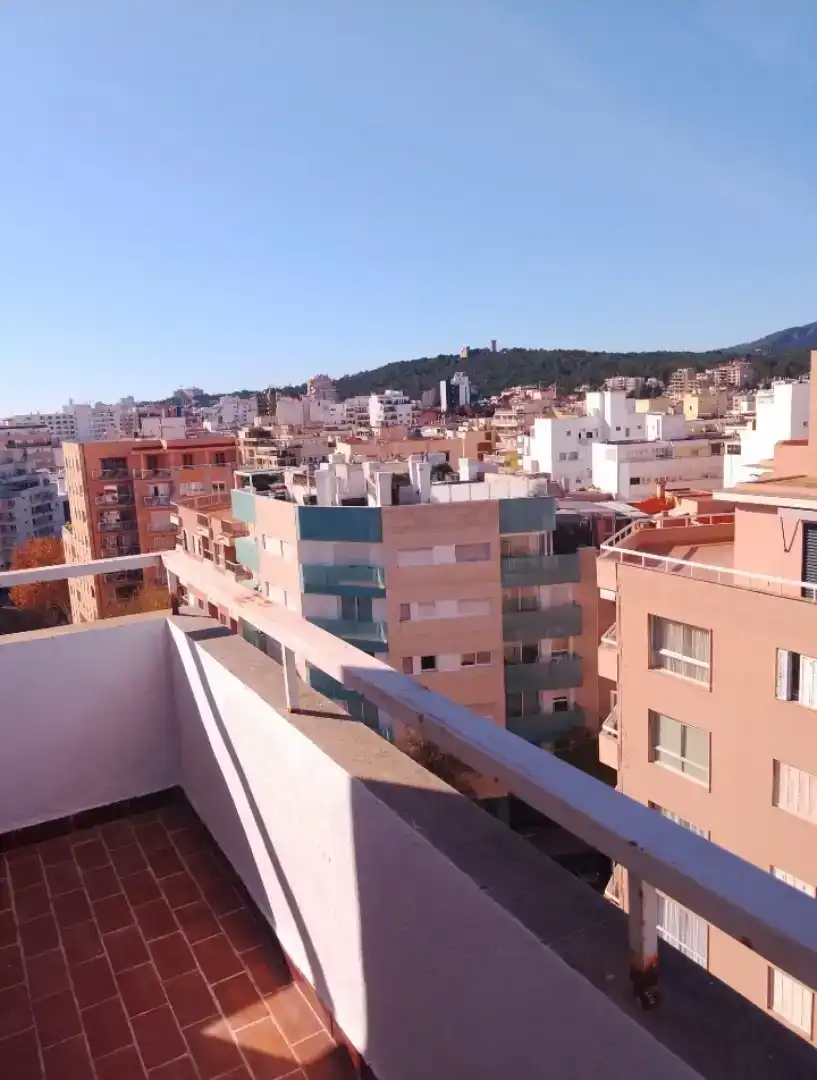 Außenansicht von Wohnung zum Verkauf in  Palma de Mallorca mit Waschmaschine und Balkon