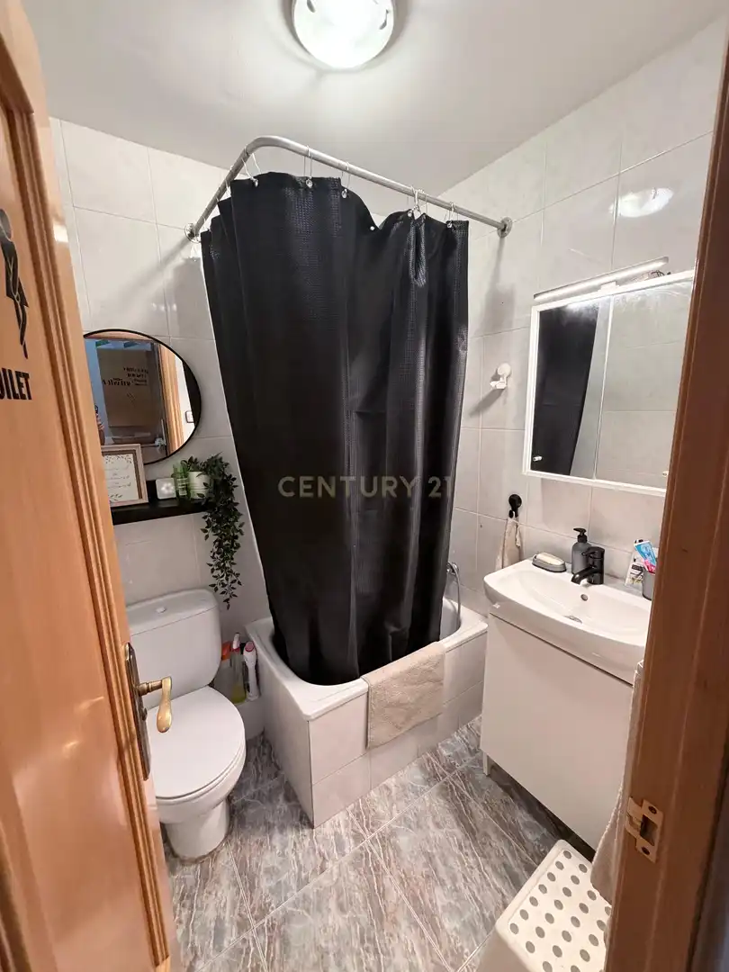 Bany de Apartament en venda en L'Hospitalet de Llobregat amb Forn, Rentadora i Microones