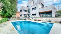 Piscina de Casa o xalet en venda en Sant Cugat del Vallès amb Aire condicionat, Calefacció i Jardí privat
