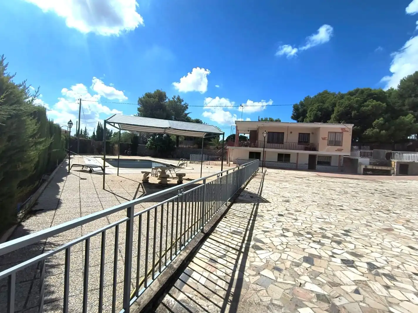 Vista exterior de Casa o xalet en venda en Crevillent amb Aire condicionat, Terrassa i Piscina