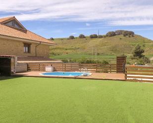 Piscina de Casa o xalet en venda en Tiebas-Muruarte de Reta amb Terrassa