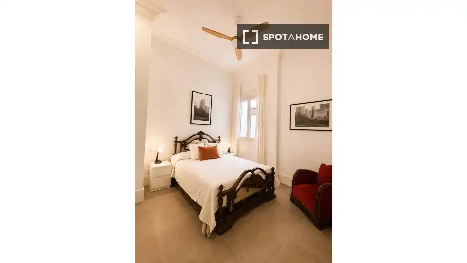Dormitori de Apartament per a compartir en Sevilla amb Aire condicionat, Terrassa i Moblat