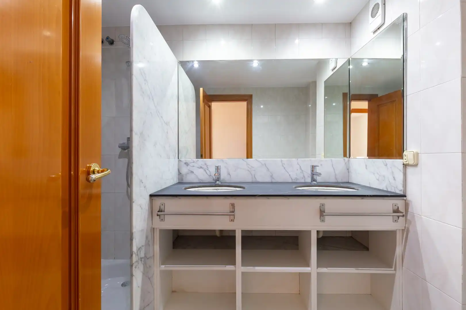 Bathroom of Ground floor for sale in Sant Joan Despí  with Air Conditioner, Heating and Terrace