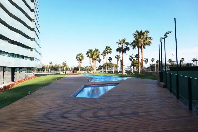 Swimming pool of Flat for rent in Barcelona  with Air Conditioner, Heating and Parquet flooring