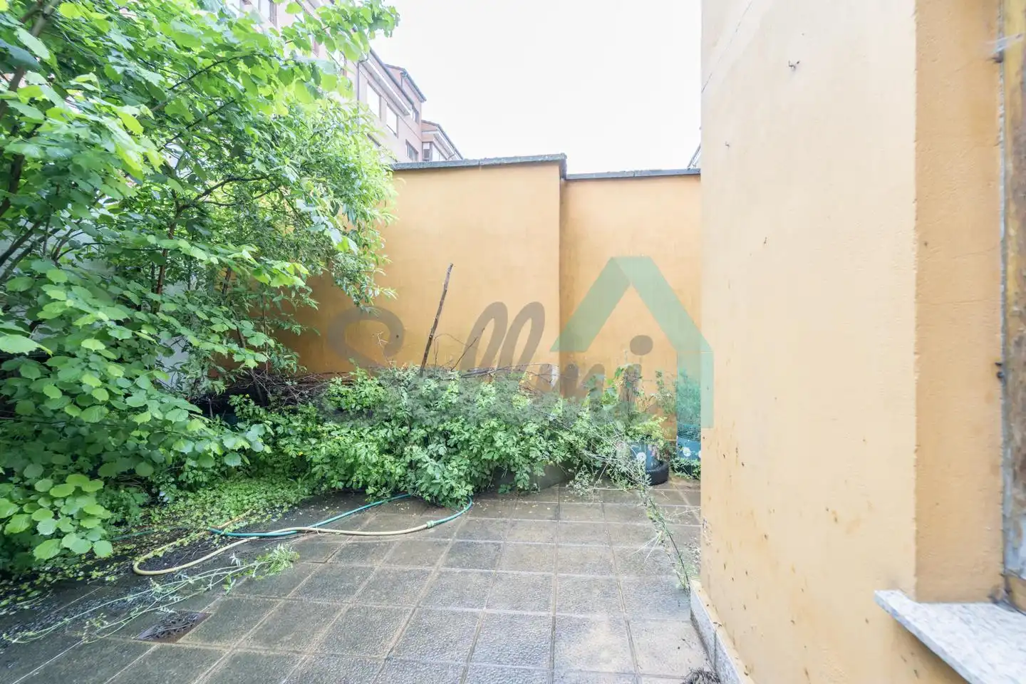 Jardí de Casa adosada en venda en Oviedo  amb Calefacció, Terrassa i Traster