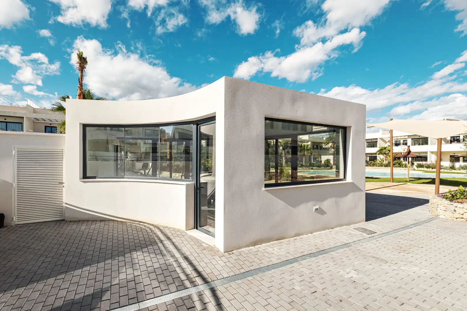 Vista exterior de Pis en venda en Torrevieja amb Jardí privat, Terrassa i Piscina comunitària