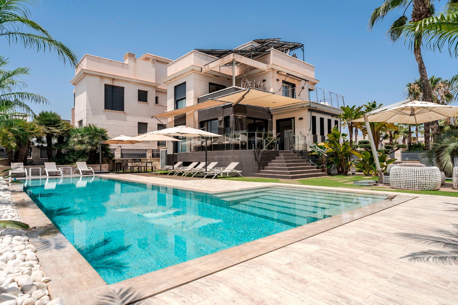 Piscina de Casa o xalet en venda en Orihuela amb Aire condicionat, Calefacció i Jardí privat