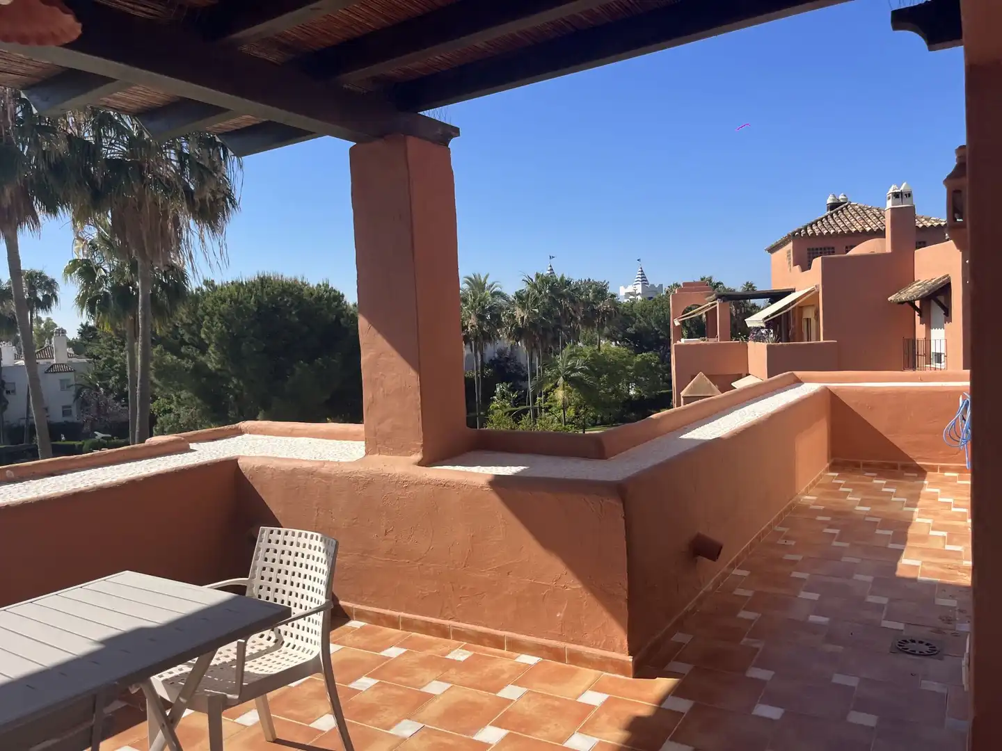 Terrasse von Wohnung zum Verkauf in Estepona mit Klimaanlage, Heizung und Privatgarten