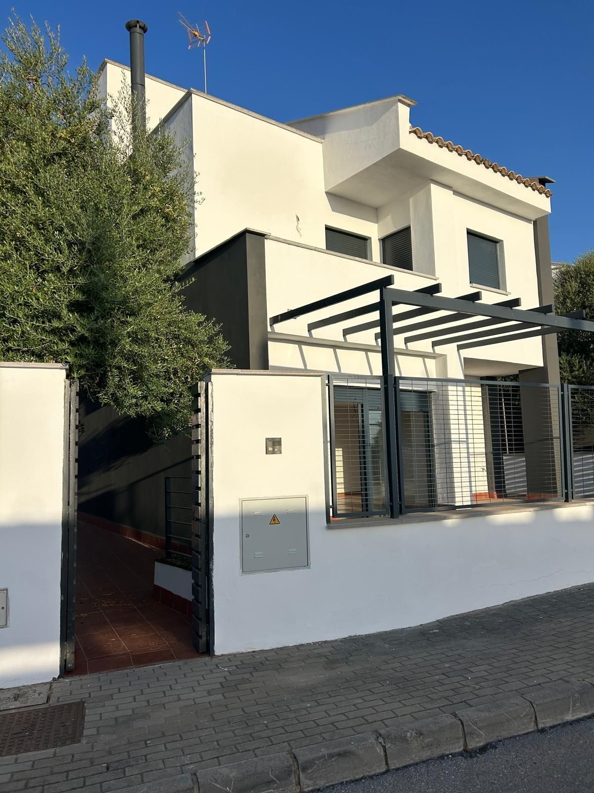 Vista exterior de Casa o xalet en venda en Guillena amb Jardí privat i Piscina comunitària