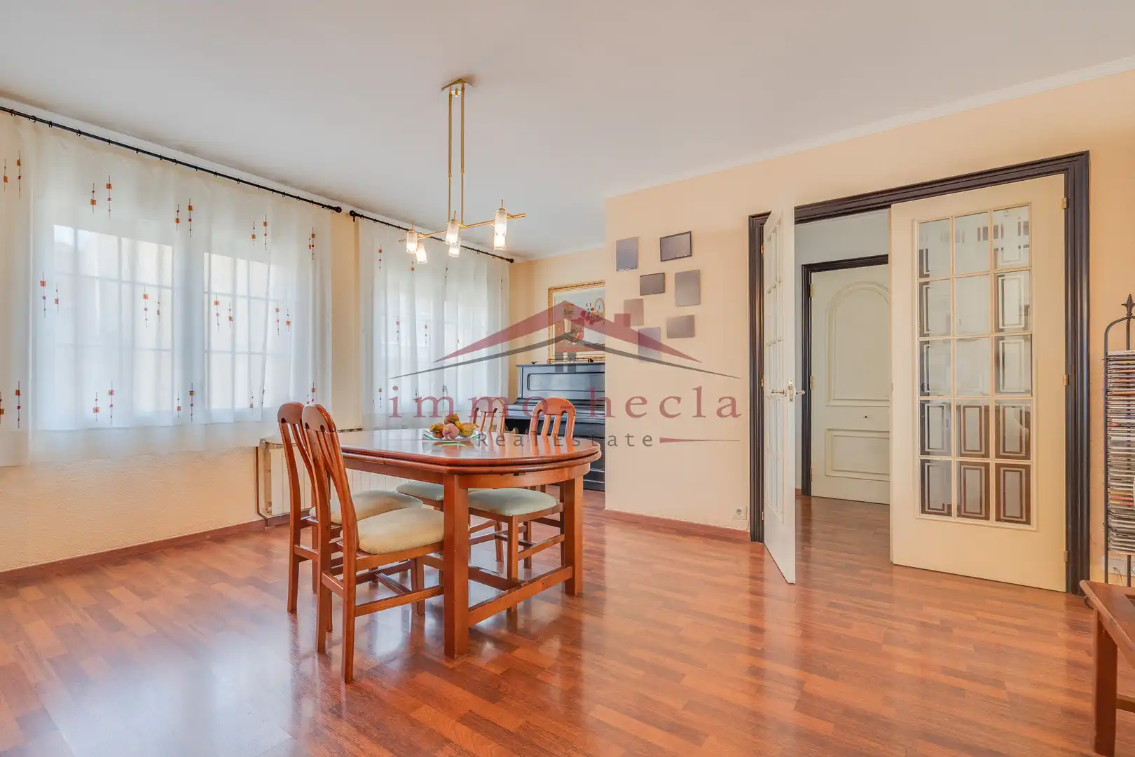 Sala d'estar de Casa adosada en venda en Vilanova del Camí amb Calefacció, Terrassa i Piscina