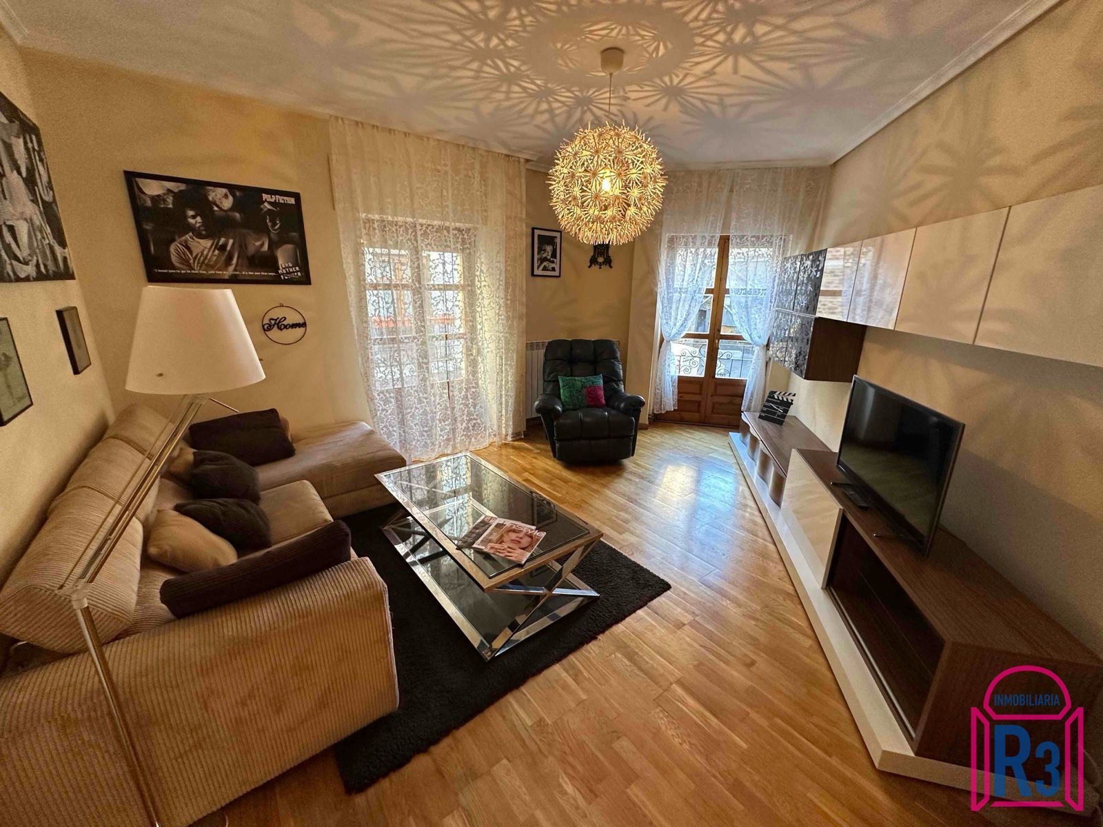 Sala d'estar de Apartament en venda en León Capital  amb Calefacció, Terrassa i Traster