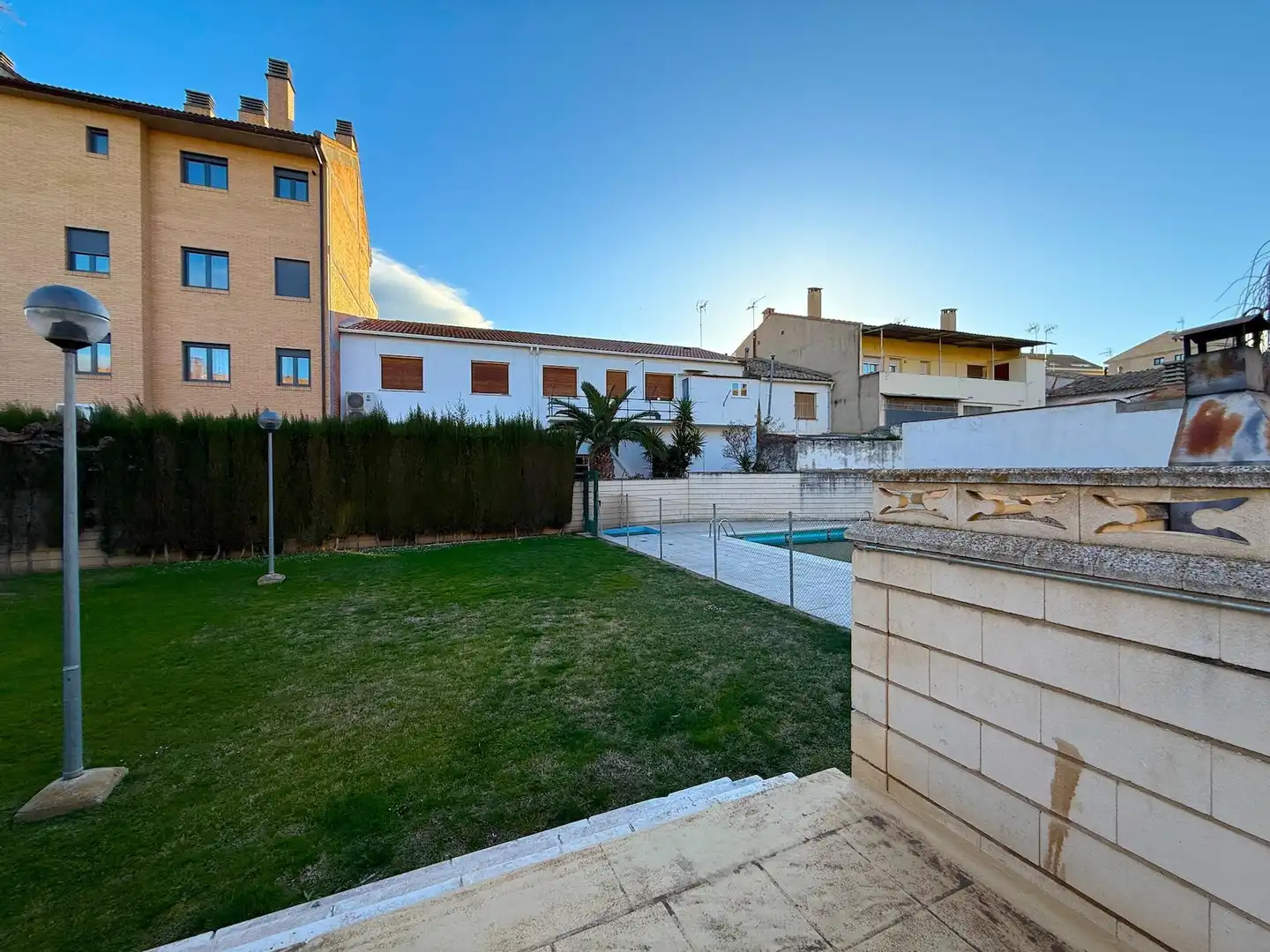 Außenansicht von Einfamilien-Reihenhaus zum Verkauf in Villanueva de Gállego mit Terrasse