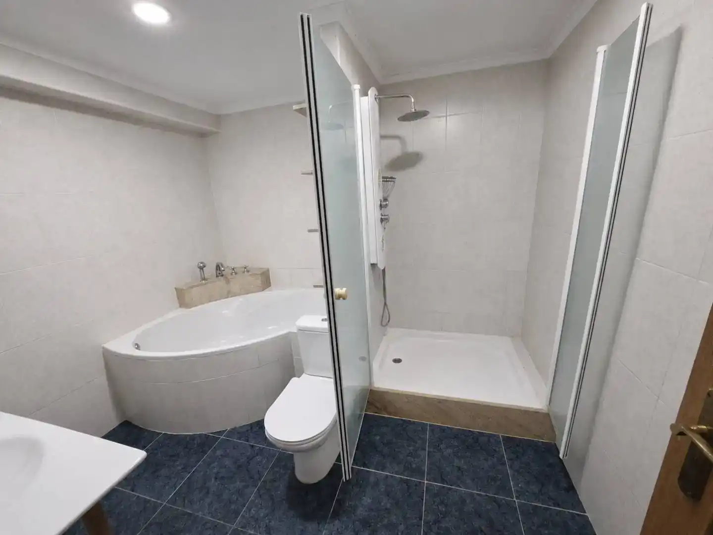 Bathroom of Flat for sale in  Valencia Capital  with Air Conditioner and Balcony