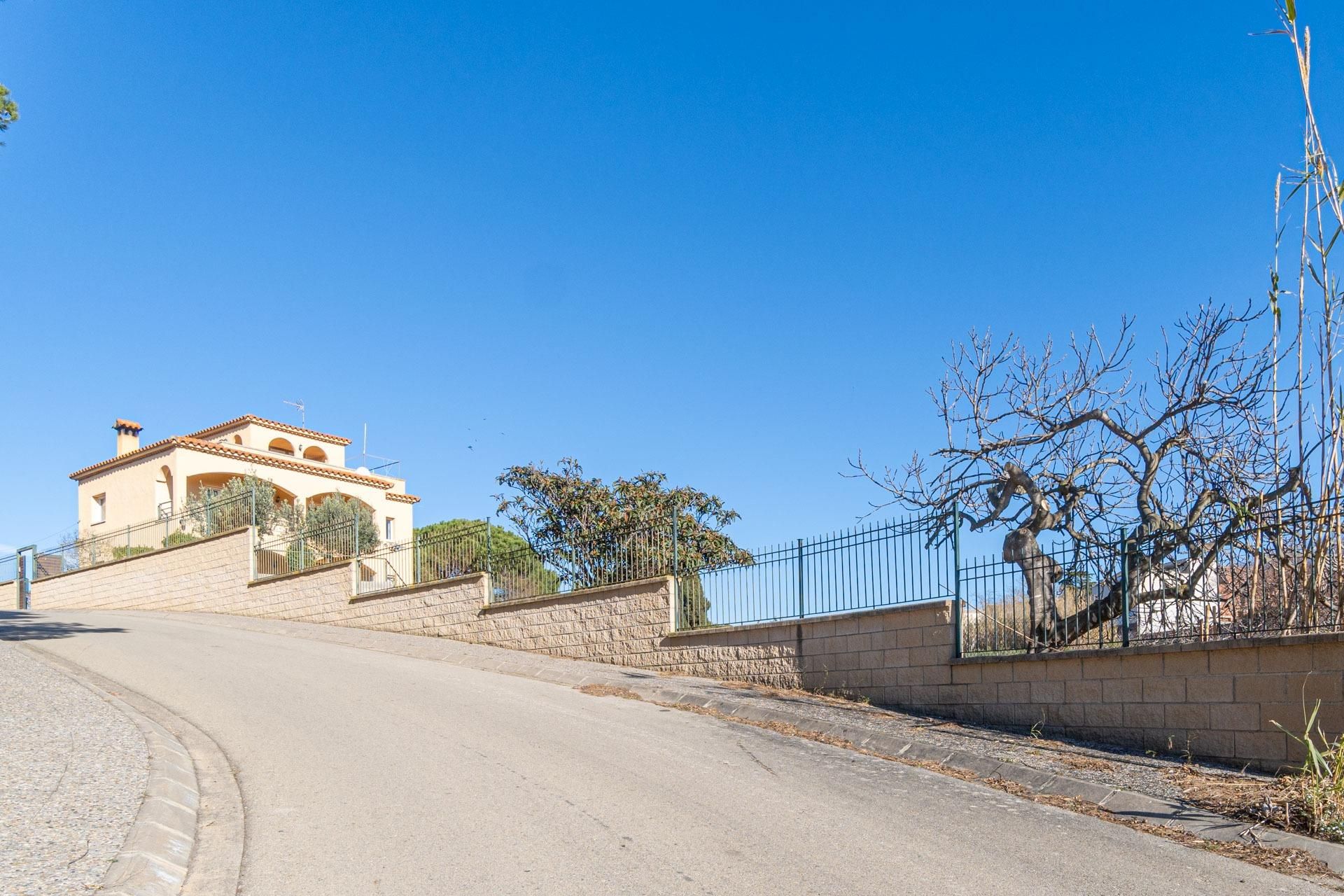 Vista exterior de Casa o xalet en venda en Garriguella amb Calefacció, Jardí privat i Terrassa