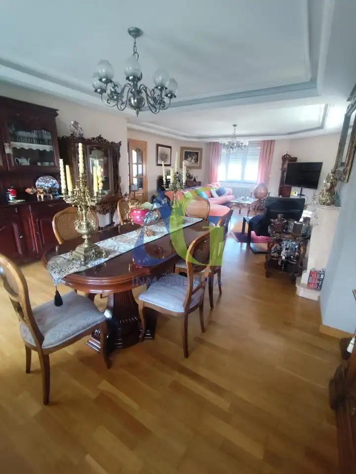 Menjador de Casa o xalet en venda en Villaquilambre amb Calefacció, Jardí privat i Parquet