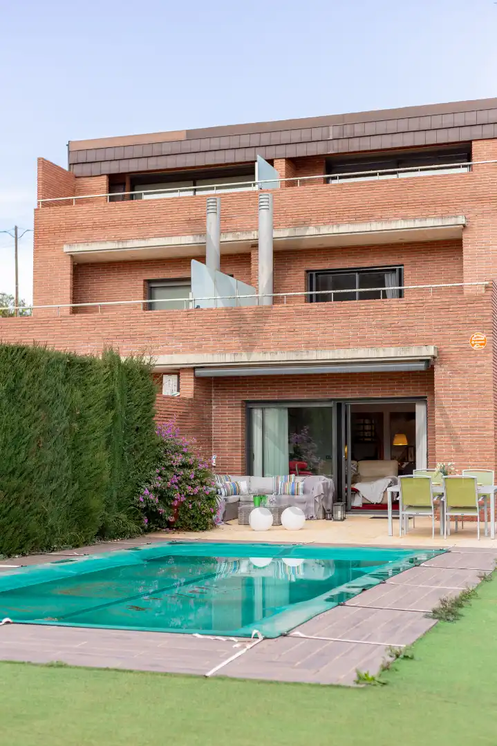 Vista exterior de Casa adosada en venda en Castellvell del Camp amb Aire condicionat, Calefacció i Jardí privat