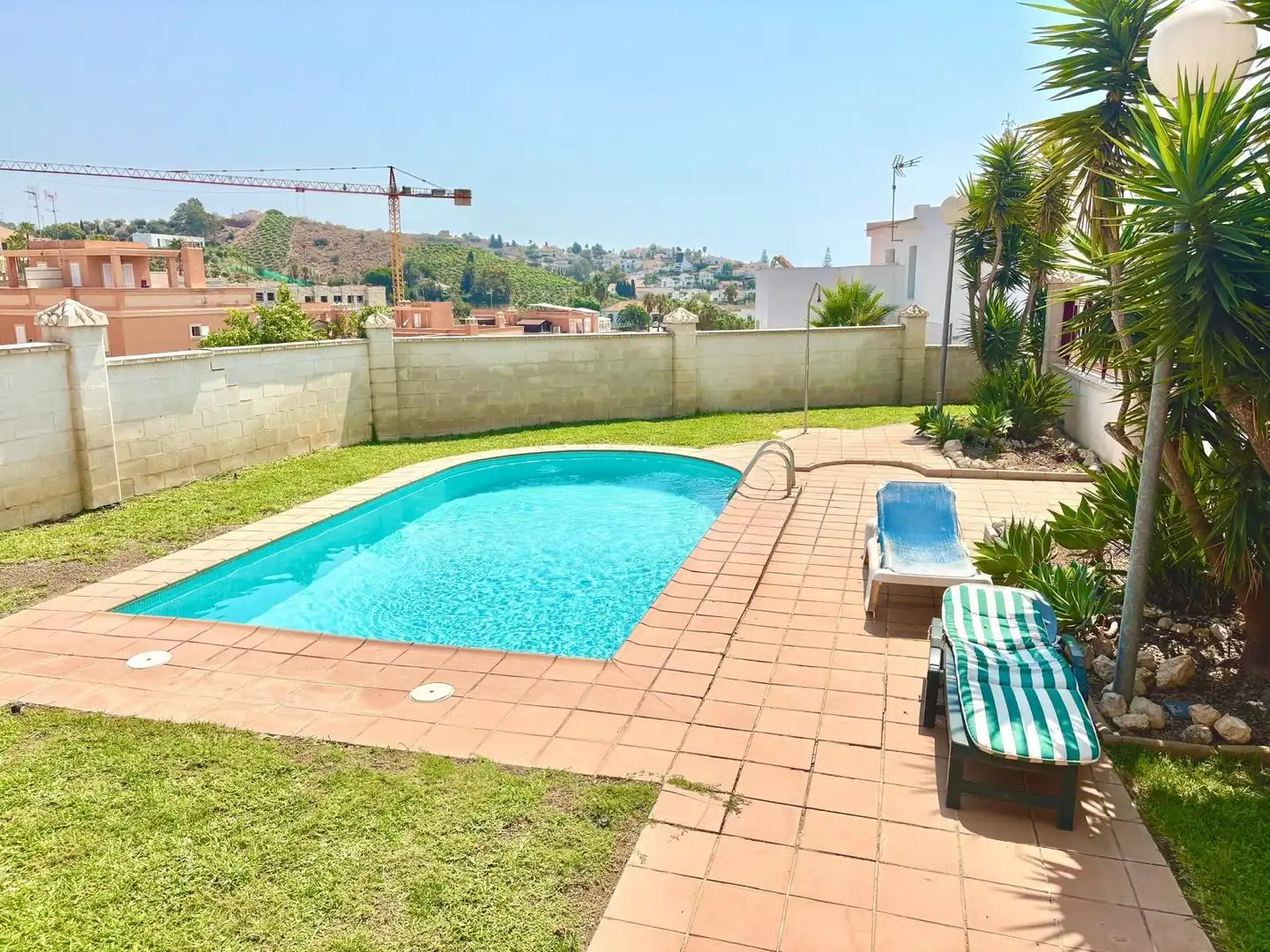Piscina de Casa adosada en venda en Vélez-Málaga amb Aire condicionat, Jardí privat i Terrassa