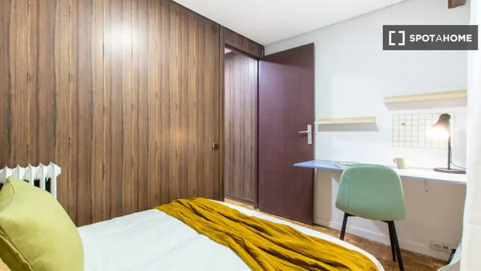 Bedroom of Flat for share in Madrid  with Air Conditioner, Terrace and Furnished