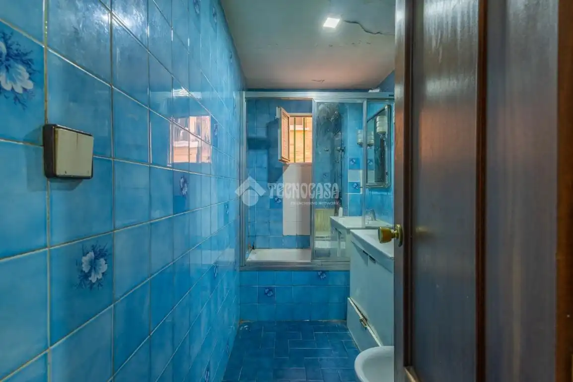 Baño de Piso en venta en Madrid con Calefacción y Trastero
