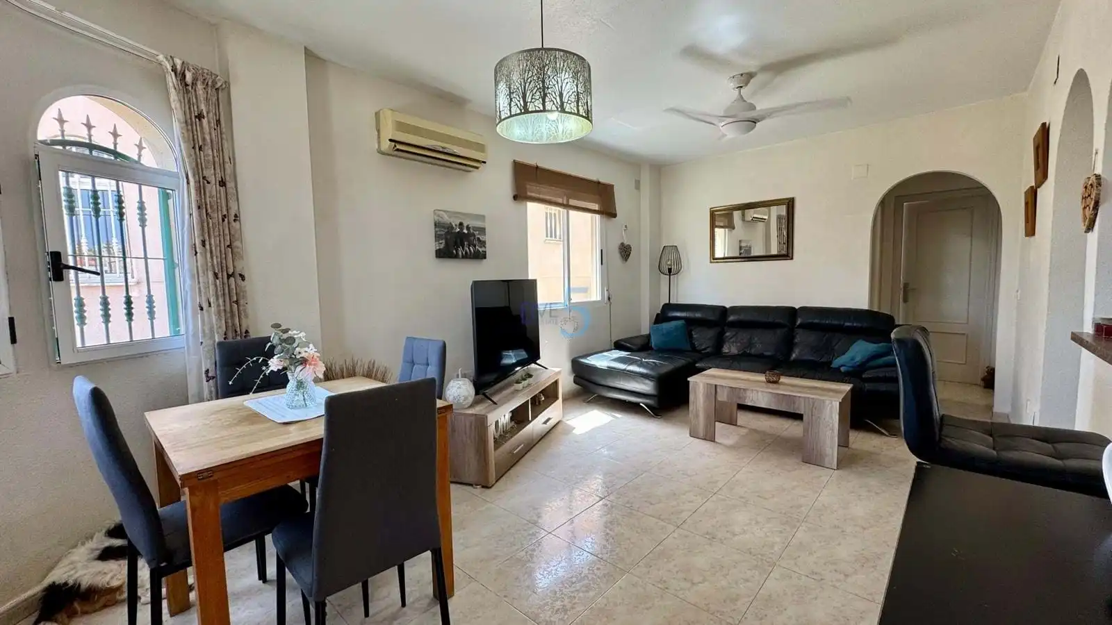 Esta hermosa villa independiente se encuentra en la codiciada zona de El Galán de Villamartín, y ofrece un diseño espacioso y vers, imatge 2