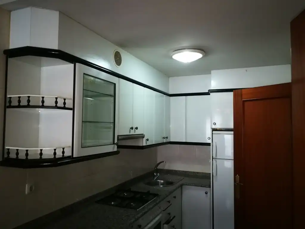 Cocina de Piso en venta en Ames con Calefacción, Trastero y Amueblado