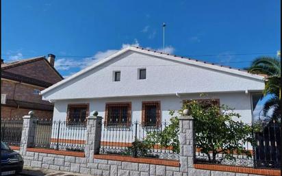 Vista exterior de Casa o xalet en venda en Fuente El Saz de Jarama amb Jardí privat i Terrassa