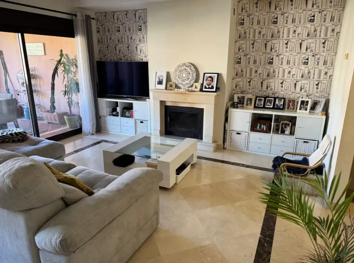 Sala d'estar de Casa adosada en venda en Estepona amb Aire condicionat, Calefacció i Jardí privat