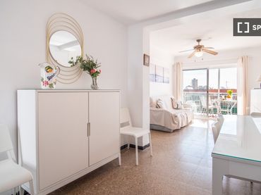 Appartamento con balcone in affitto a Pobles del Sud