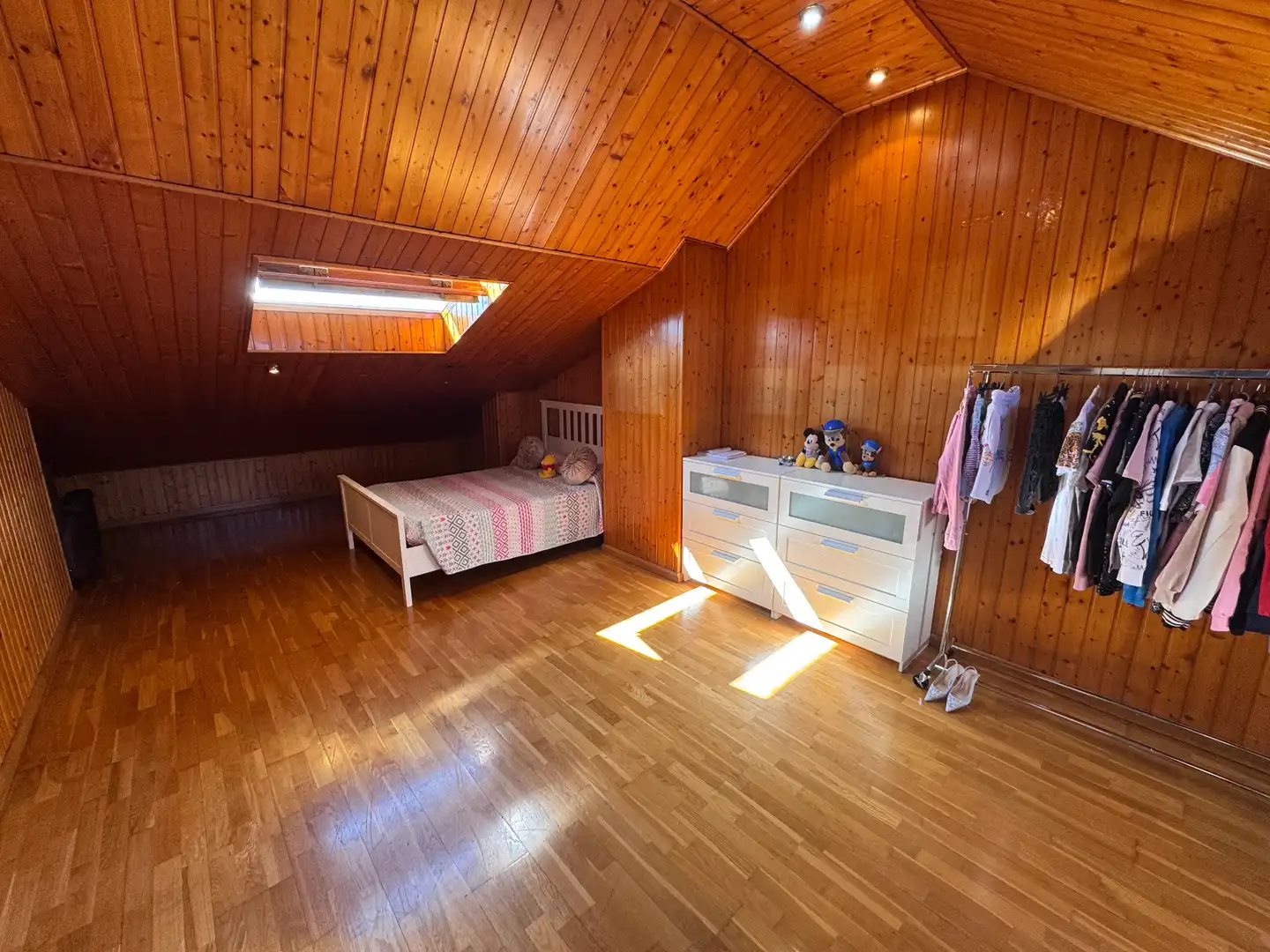 Schlafzimmer von Einfamilien-Reihenhaus zum Verkauf in Badalona mit Klimaanlage, Heizung und Parkett