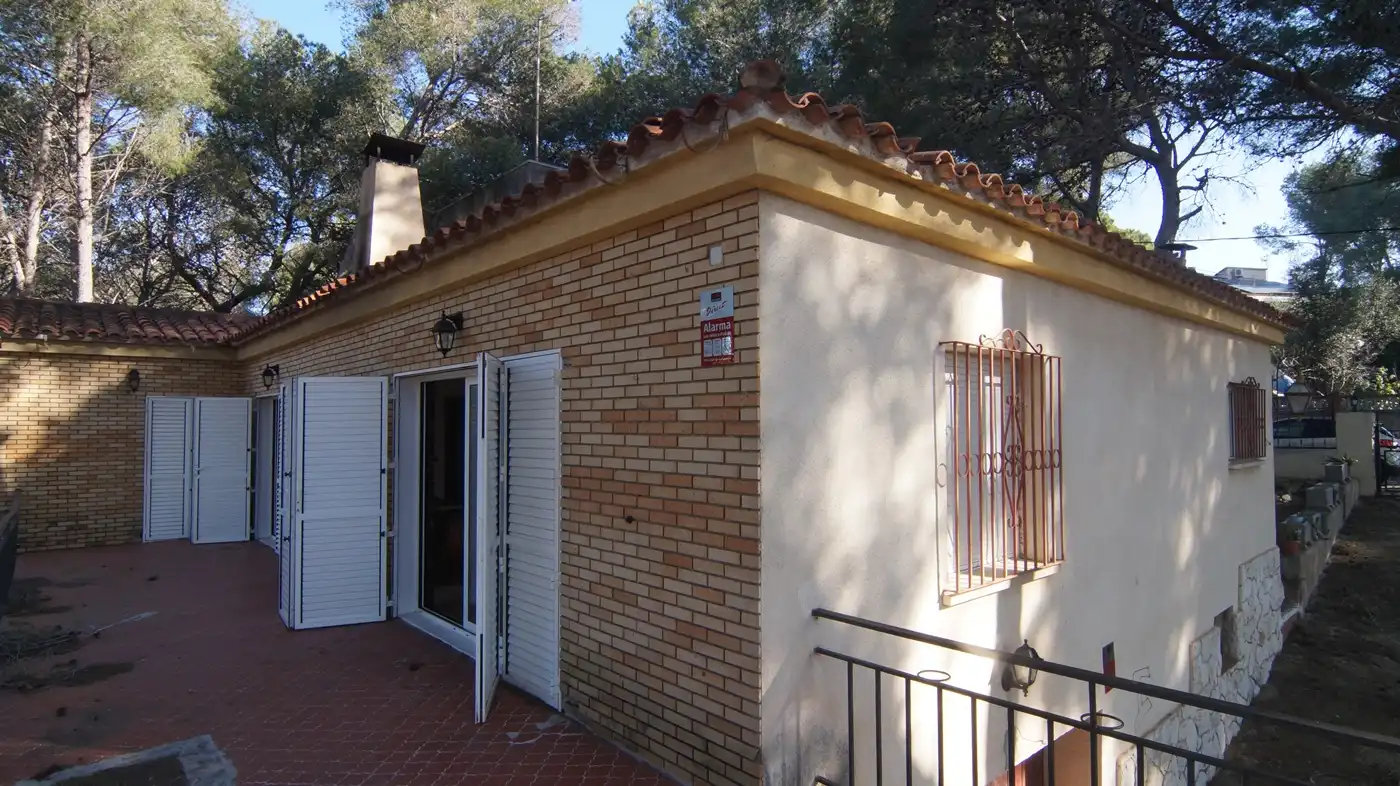 Vista exterior de Casa o xalet en venda en El Catllar  amb Parquet, Terrassa i Piscina