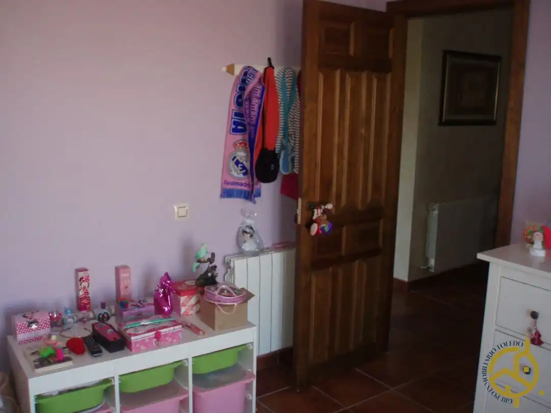 Houses for sale in Nambroca  with Air Conditioner, Heating and Private garden