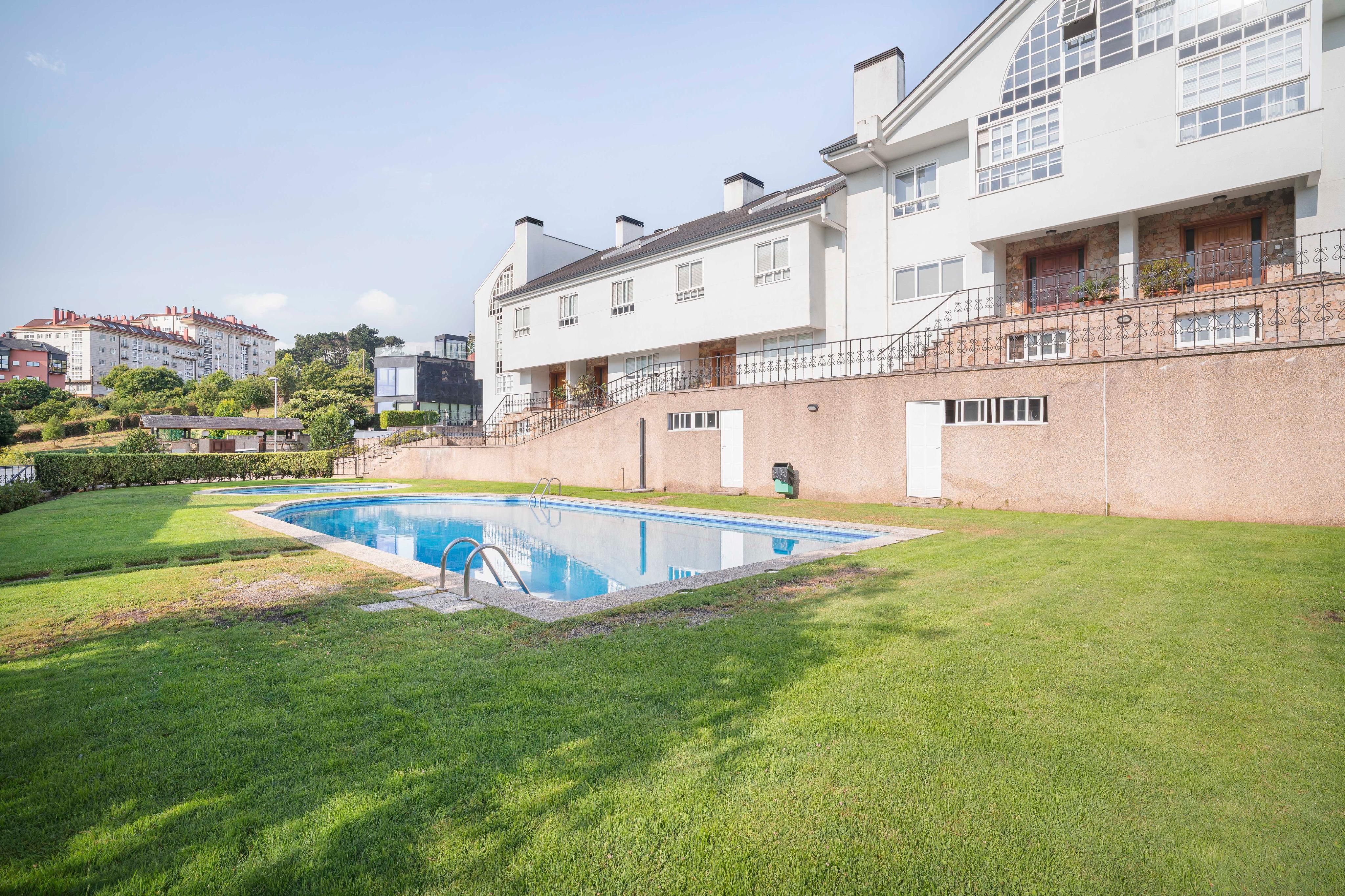 Piscina de Casa o xalet en venda en A Coruña Capital  amb Calefacció, Jardí privat i Parquet