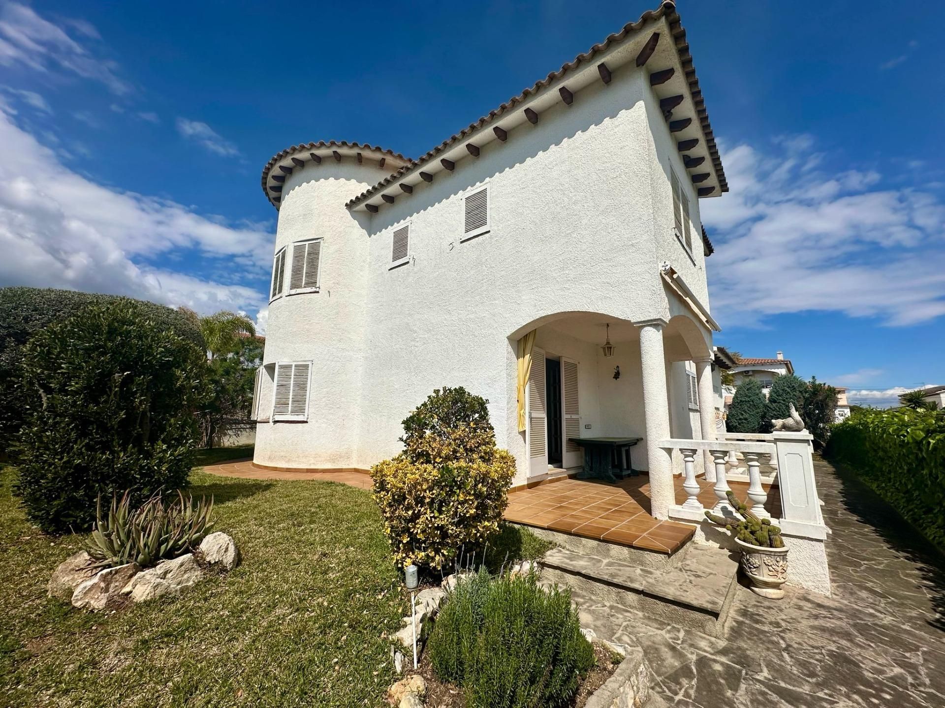 Vista exterior de Casa o xalet en venda en El Vendrell amb Jardí privat, Terrassa i Traster