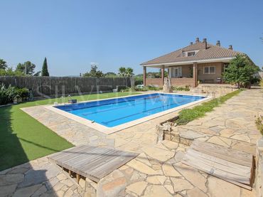 Casa con piscina in vendita a De L'Ordal