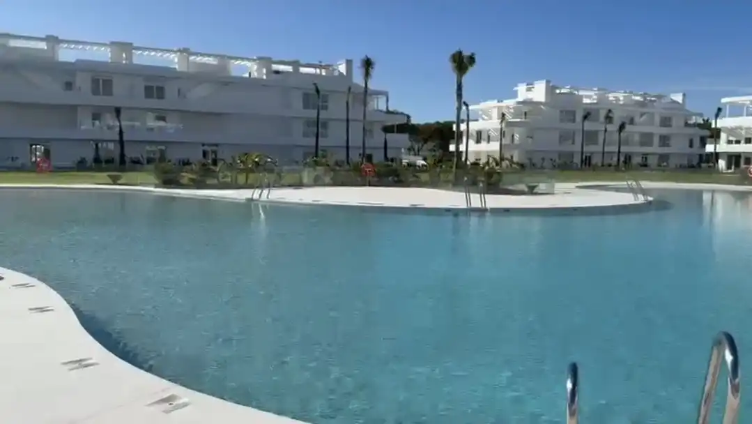 Piscina de Apartament de lloguer en Chipiona amb Aire condicionat, Calefacció i Terrassa