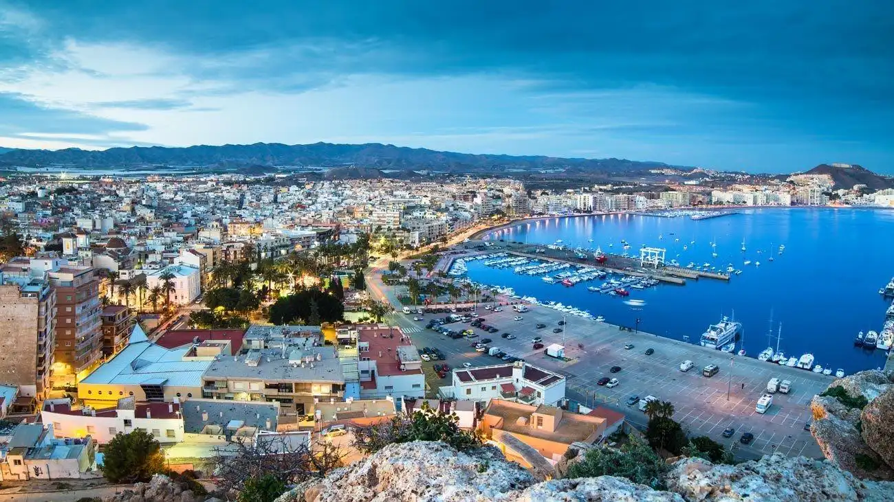 Vista exterior de Casa o xalet en venda en Águilas amb Calefacció, Piscina i Balcó