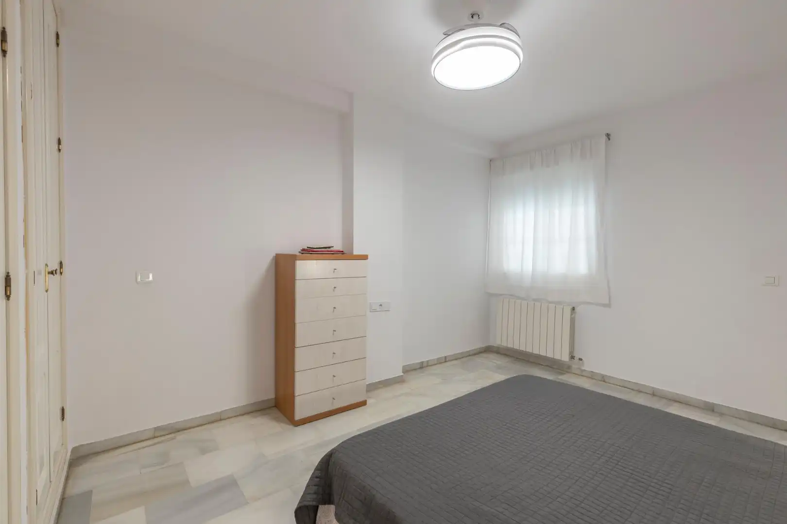 Dormitori de Pis en venda en Granada amb Aire condicionat, Calefacció i Terrassa