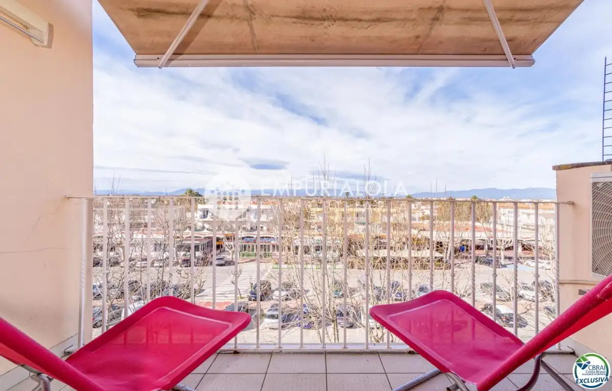 Terrasse von Wohnungen zum Verkauf in Empuriabrava mit Klimaanlage, Schwimmbad und Möbliert