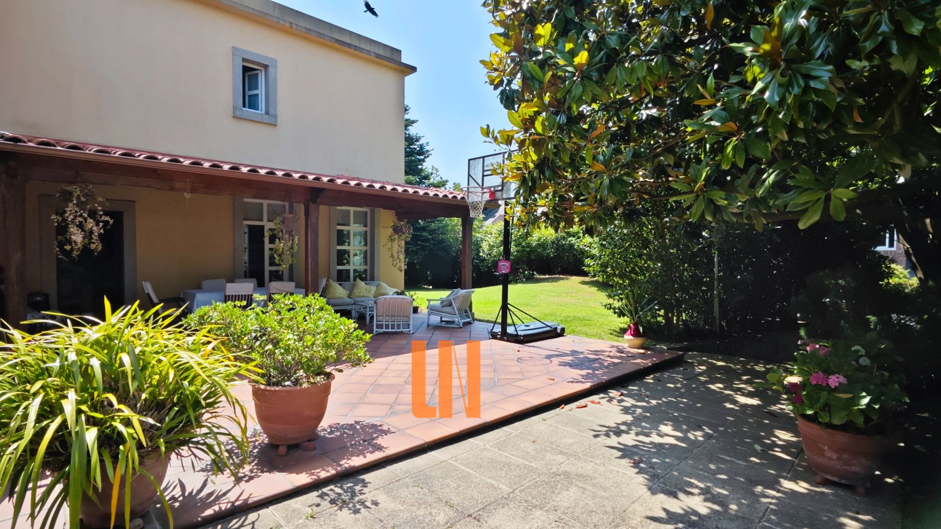 Jardí de Casa o xalet en venda en Oleiros amb Calefacció, Jardí privat i Parquet