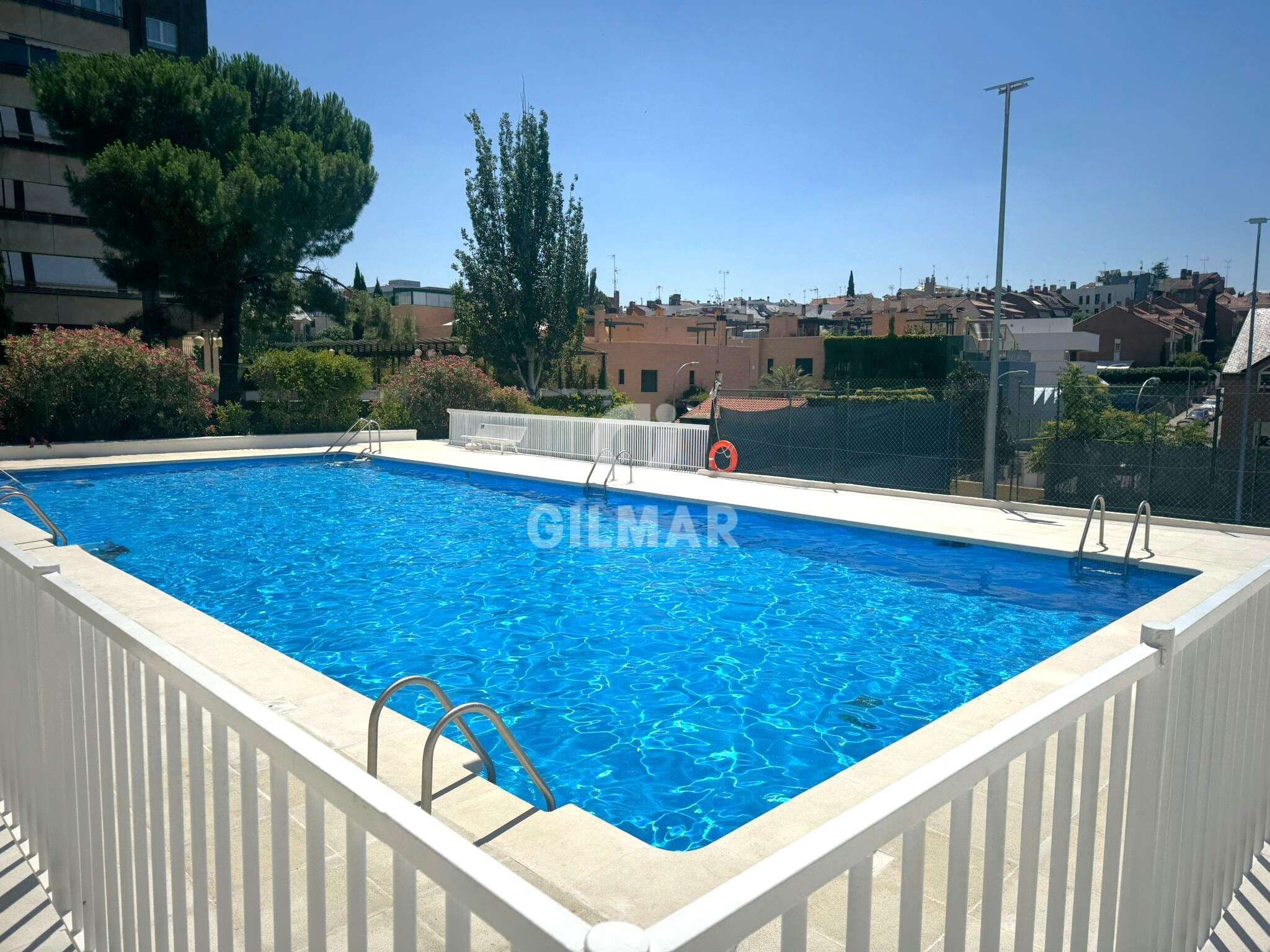 Piscina de Piso en venta en  Madrid Capital con Calefacción, Jardín privado y Trastero