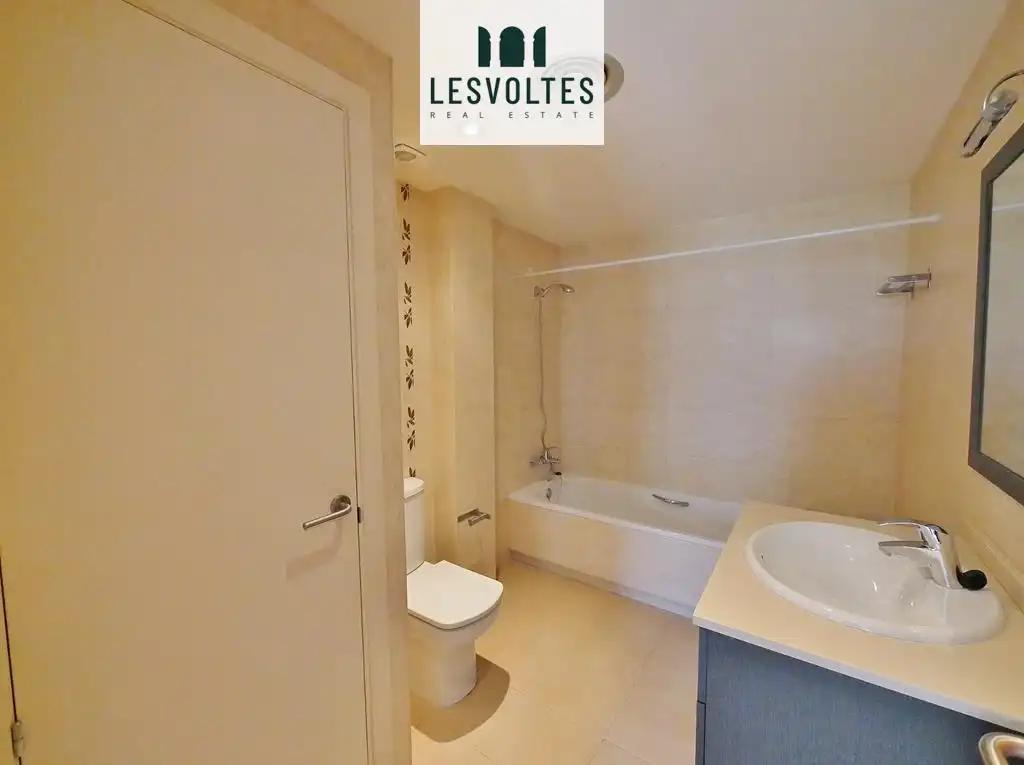 Baño de Piso en venta en La Bisbal d'Empordà con Calefacción, Terraza y Amueblado