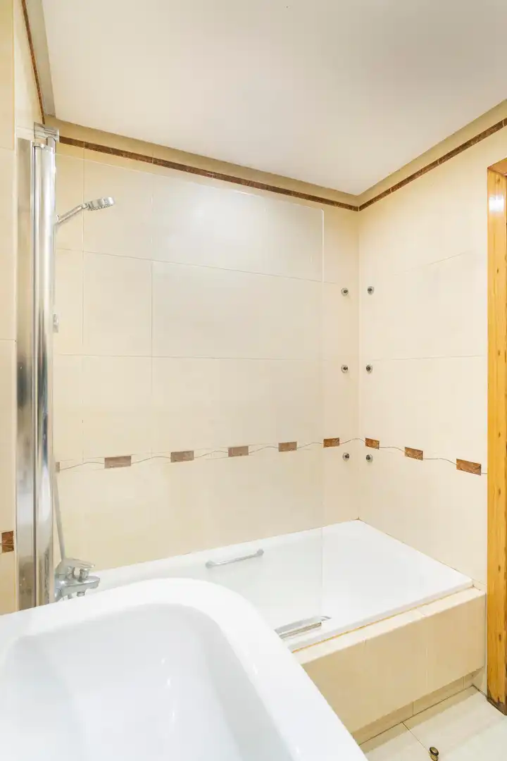 Badezimmer von Wohnungen zum Verkauf in A Coruña Capital  mit Heizung, Parkett und Abstellraum