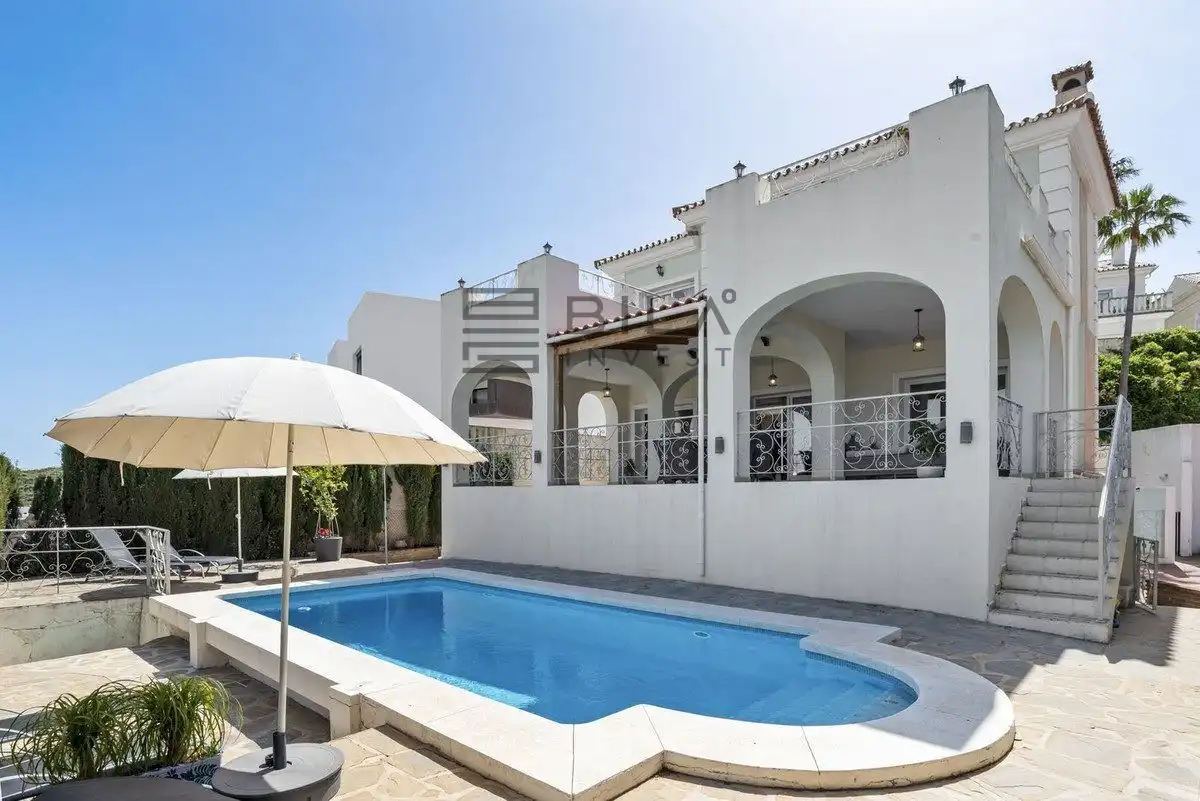 Chalet con piscina en venta en Cerros del Aguila