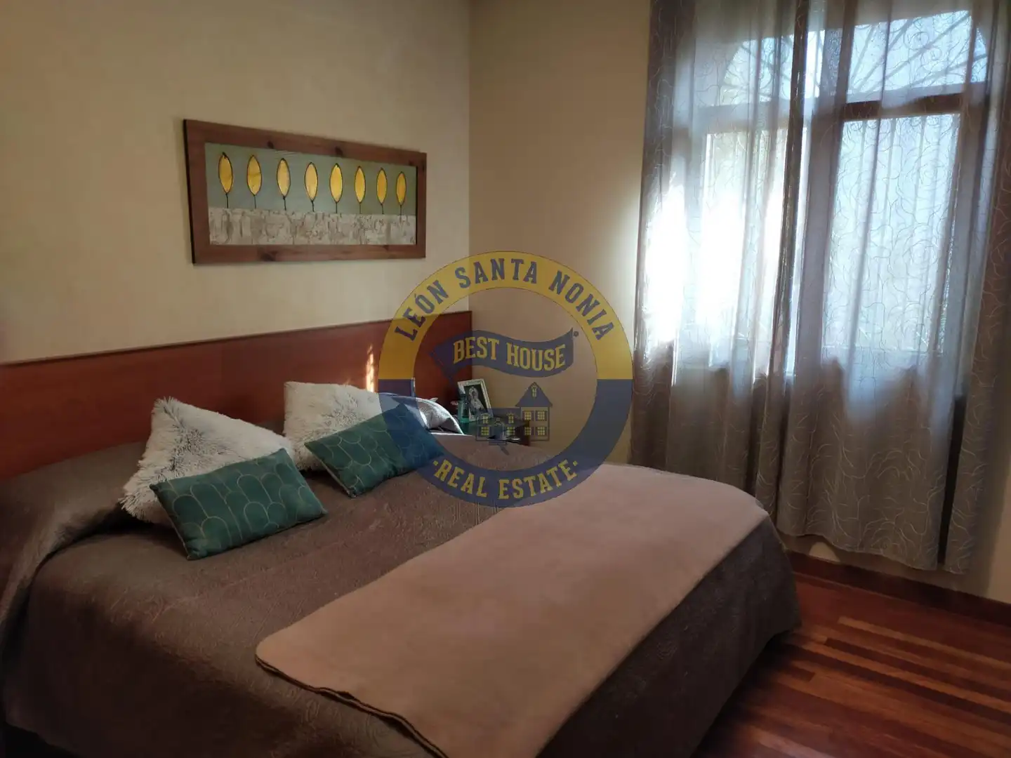Dormitori de Casa o xalet en venda en León Capital  amb Calefacció