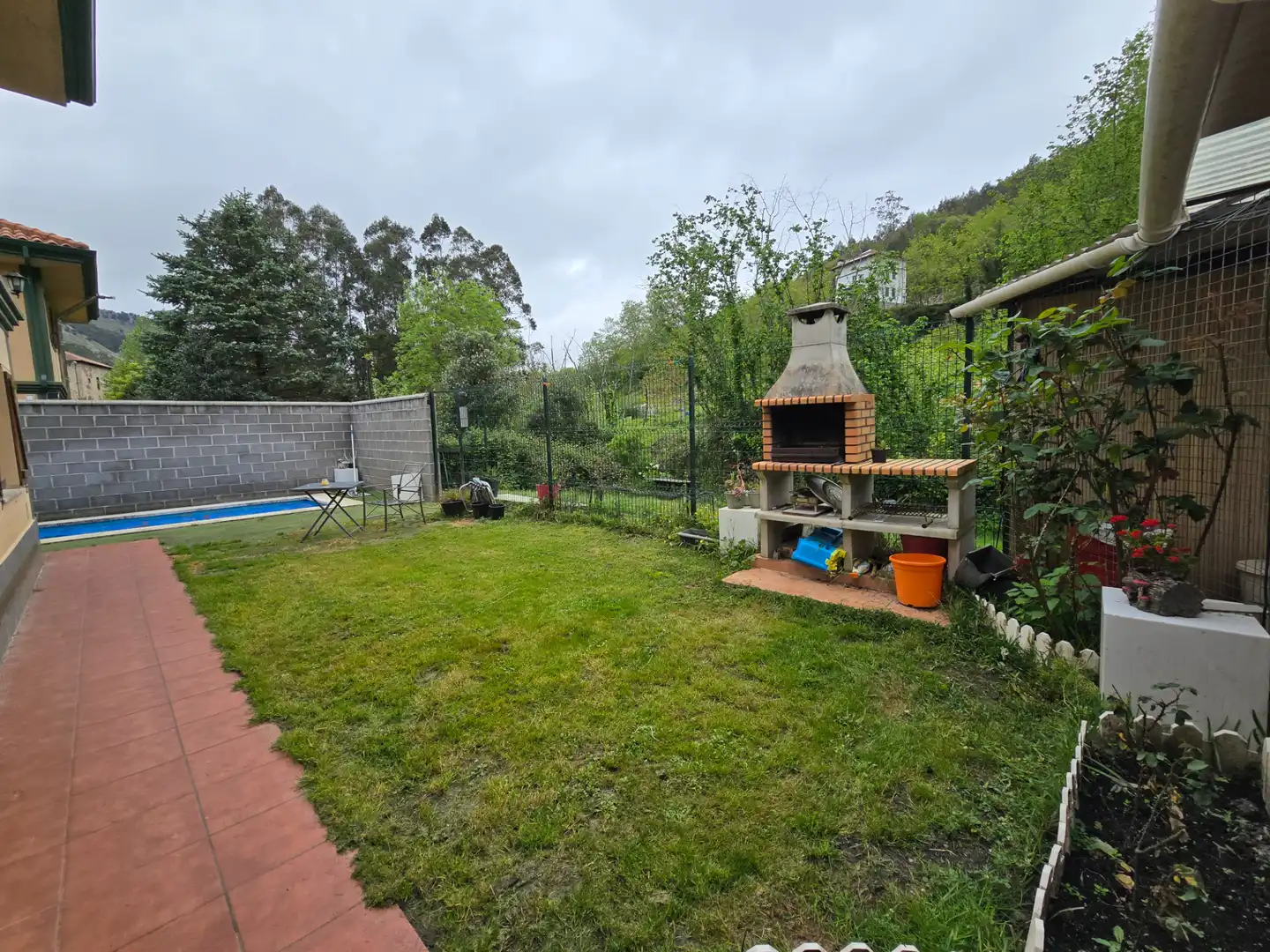 Garten von Einfamilien-Reihenhaus zum Verkauf in Castro-Urdiales mit Heizung, Privatgarten und Parkett